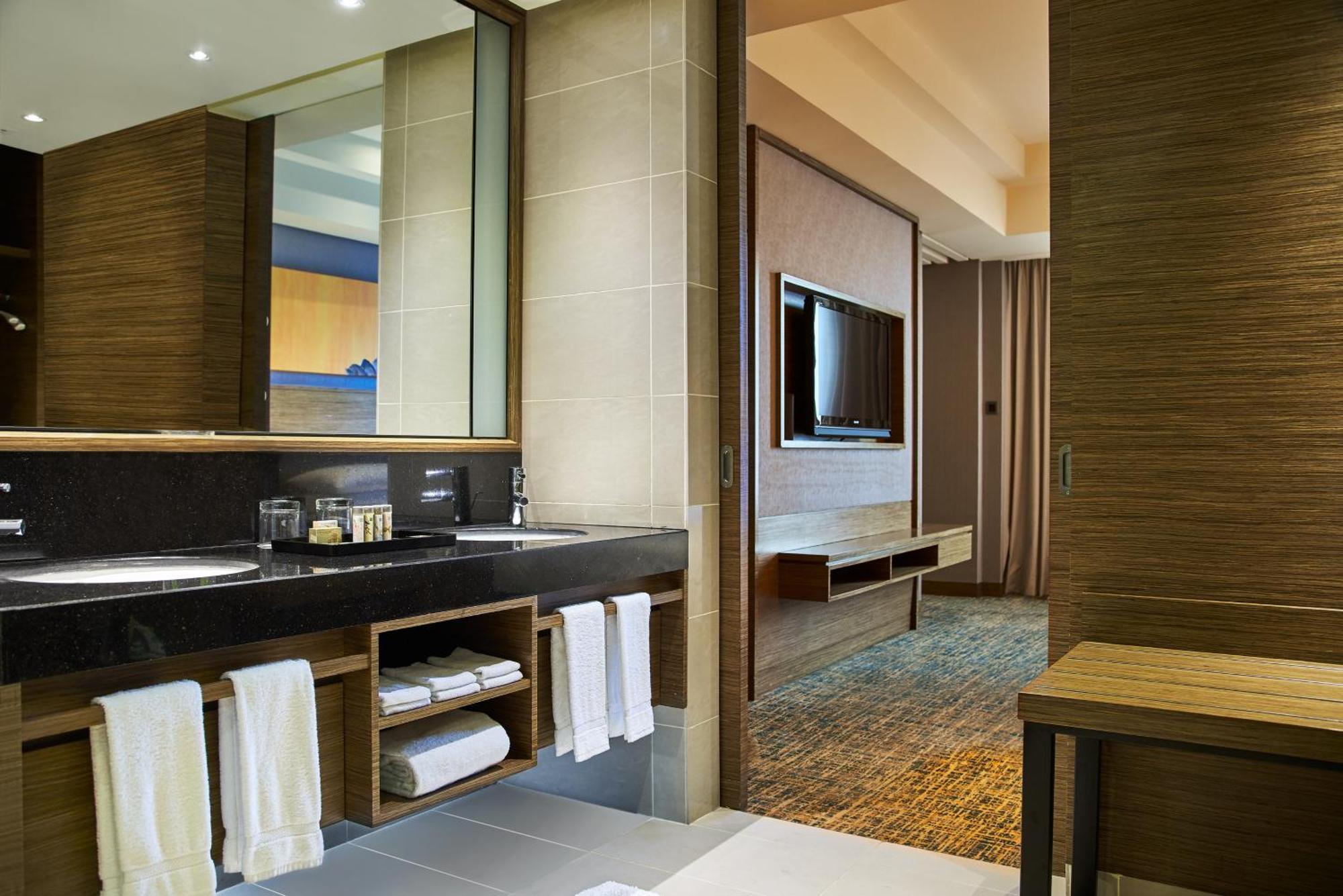 Renaissance Johor Bahru Hotel Buitenkant foto A bathroom at the hotel